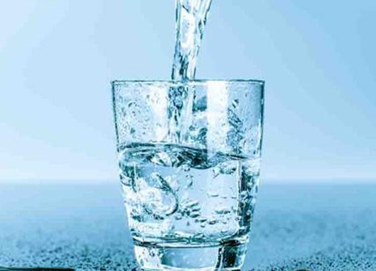 Acqua alcalina ionizzata: benefici, utilizzo e controindicazioni 